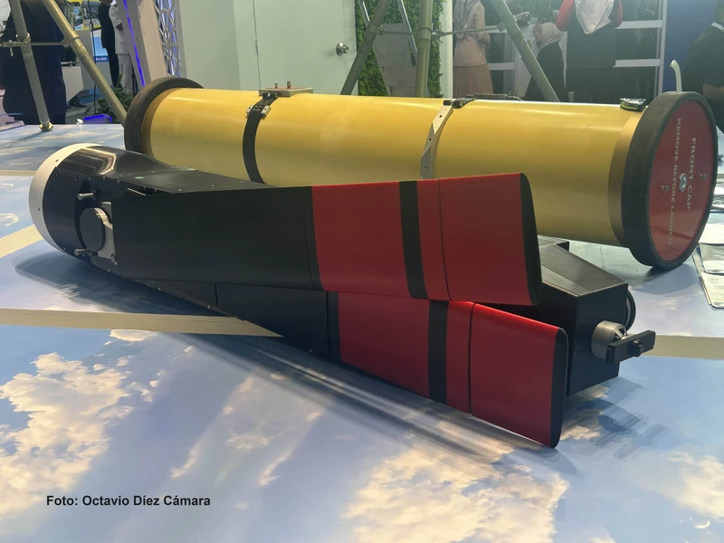 El arma en primer plano, con las alas convenientemente plegadas cabría en el tubo amarillo que serviría para lanzar la Thunder 70V en busca de objetivos. (Octavio Díez Cámara)